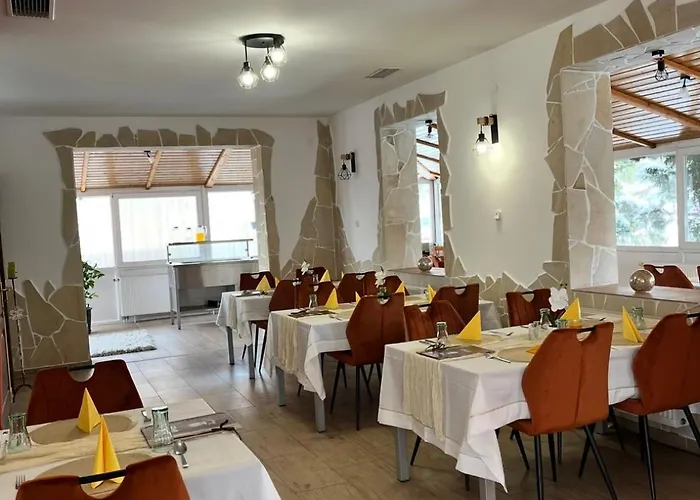 4 Hordo - Panzio Es Etterem 3*